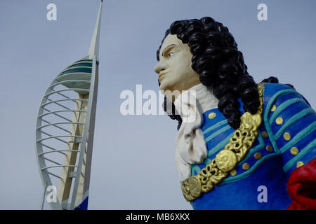 Das alte Schiff Aushängeschild von HMS Marlborough an Gunwharf Quays und Emirates Spinnaker Tower, Portsmouth, Hampshire, England, Großbritannien Stockfoto