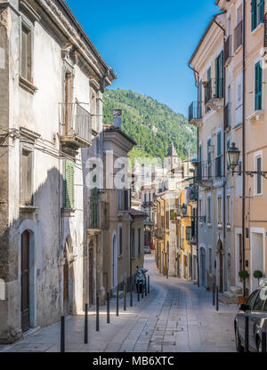 Popoli an einem Sommernachmittag, Provinz von Pescara, Abruzzen, Italien. Stockfoto