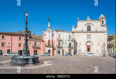 Popoli an einem Sommernachmittag, Provinz von Pescara, Abruzzen, Italien. Stockfoto