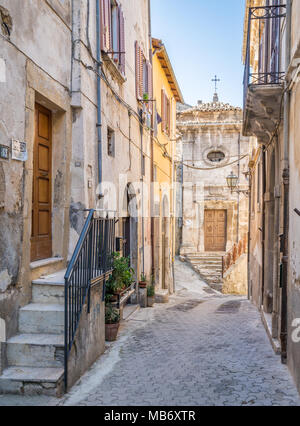 Popoli an einem Sommernachmittag, Provinz von Pescara, Abruzzen, Italien. Stockfoto