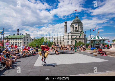 Street Performer auf der Terrasse Dufferin ('Dufferin Terrasse') Promenade neben Château Frontenac in Quebec City (Kanada). Stockfoto