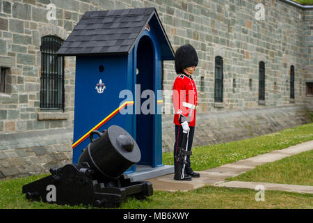 Ein Soldat der königlichen 22e Régiment (R 22 R) Bewachung La Citadelle in Québec (Kanada), in Uniform reminscent des Hauses Wachen der Buckingham Pala Stockfoto