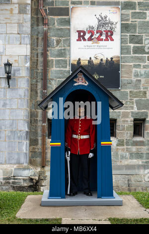 Ein Soldat der königlichen 22e Régiment (R 22 R) Bewachung La Citadelle in Uniform reminscent des Hauses Wachen der Buckingham Palace in London. Sie sind t Stockfoto