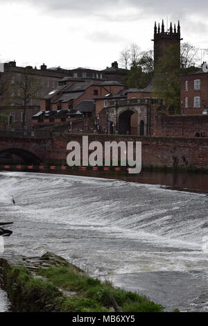 Blick auf die St. Mary's Church, die Alte Dee Brücke, einen Abschnitt der Mauer der Stadt und Chester Bridgegate aus über den Fluss Dee Stockfoto