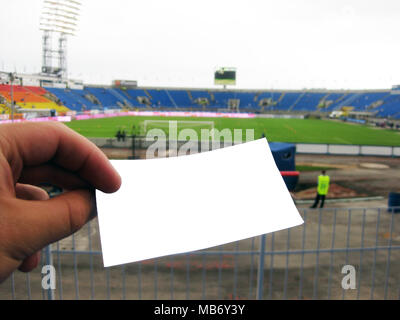 Mann im Stadion steht ein Ticket in der Hand Stockfoto