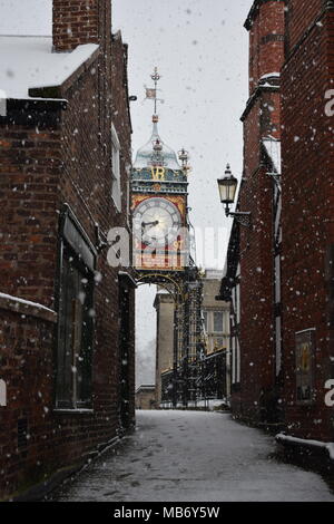 Chester Eastgate clock im Schnee Stockfoto