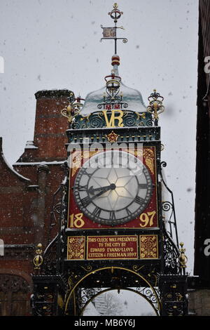 Chester Eastgate clock im Schnee Stockfoto