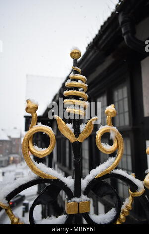 Chester Eastgate clock im Schnee Stockfoto