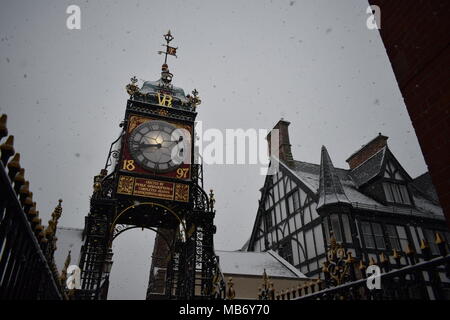 Chester Eastgate clock im Schnee Stockfoto