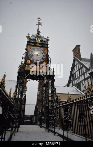 Chester Eastgate clock im Schnee Stockfoto