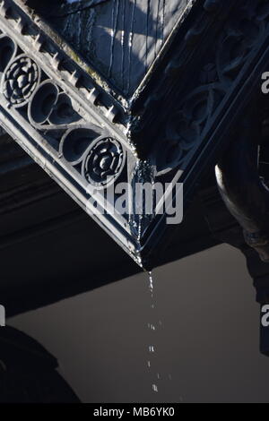 Am frühen Morgen Schnee schmilzt in der Mittagssonne auf einem der mock Chester Tudor Gebäude Stockfoto