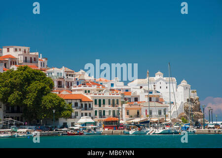 Panoramablick über Skopelos Stadt an der Insel Skopelos in Griechenland Stockfoto