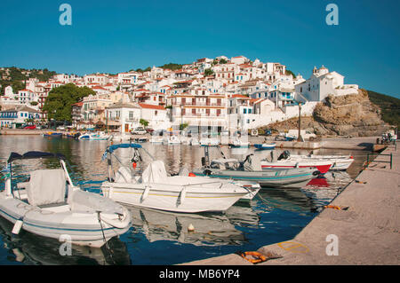 Panoramablick über Skopelos Stadt an der Insel Skopelos in Griechenland Stockfoto