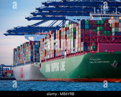 World Trade - Große Containerschiffe Be- und Entladen von Containern im Hafen von Felixstowe, größten Containerhafen in Großbritannien. Stockfoto