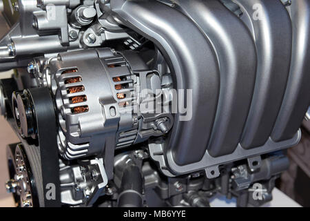 Nahaufnahme Detail der modernen leistungsfähigen Automobil mit Verbrennungsmotor, die sauberer verbrennt und ist umweltfreundlicher als ältere Motoren Stockfoto