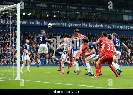 West Bromwich, Großbritannien. 7. April 2018. Tammy Abraham von Swansea City Kerben seine Mannschaften 1. Ziel (auszugleichen (1-1). Premier League match, West Bromwich Albion v Swansea City in West Bromwich Stadion in West Bromwich am Samstag, den 7. April 2018. Dieses Bild darf nur für redaktionelle Zwecke verwendet werden. Nur die redaktionelle Nutzung, eine Lizenz für die gewerbliche Nutzung erforderlich. Keine Verwendung in Wetten, Spiele oder einer einzelnen Verein/Liga/player Publikationen. Pic von Paul Roberts/Andrew Orchard sport Fotografie/Alamy leben Nachrichten Stockfoto