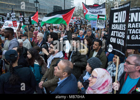 London, Großbritannien. 7. April 2018. Protest für Gaza: Stoppt das Töten, Downing Street zu protestieren. Die Werbetätigkeit für die britische Regierung für ein Ende der Belagerung des Gazastreifens und die Verurteilung des Israelischen €™ zu rufen s Angriff auf den Gazastreifen Land Tag Protest, in dem die IDF Scharfschützen 17 Menschen getötet und über 1500 verletzt. Organisiert von der Palestine Solidarity Campaign UK, palästinensischen Forum in Großbritannien, Stoppt den Krieg Koalition und Freunde von Al Aqsa. Quelle: Steve Bell/Alamy Leben Nachrichten. Stockfoto