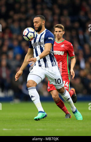 West Bromwich, Großbritannien. 7. April 2018. Matt Phillips von West Bromwich Albion steuert die Kugel. Premier League match, West Bromwich Albion v Swansea City in West Bromwich Stadion in West Bromwich am Samstag, den 7. April 2018. Dieses Bild darf nur für redaktionelle Zwecke verwendet werden. Nur die redaktionelle Nutzung, eine Lizenz für die gewerbliche Nutzung erforderlich. Keine Verwendung in Wetten, Spiele oder einer einzelnen Verein/Liga/player Publikationen. Pic von Paul Roberts/Andrew Orchard sport Fotografie/Alamy leben Nachrichten Stockfoto