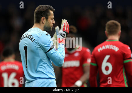 West Bromwich, Großbritannien. 7. April 2018. Lukas Fabianski von Swansea City spuckt auf seine Handschuhe, als er eine Ecke erwartet. Premier League match, West Bromwich Albion v Swansea City in West Bromwich Stadion in West Bromwich am Samstag, den 7. April 2018. Dieses Bild darf nur für redaktionelle Zwecke verwendet werden. Nur die redaktionelle Nutzung, eine Lizenz für die gewerbliche Nutzung erforderlich. Keine Verwendung in Wetten, Spiele oder einer einzelnen Verein/Liga/player Publikationen. Pic von Paul Roberts/Andrew Orchard sport Fotografie/Alamy leben Nachrichten Stockfoto