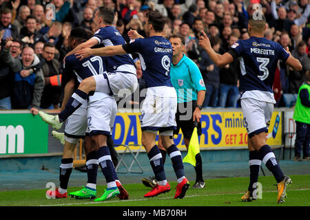 London, Großbritannien. 7. April 2018. Jed Wallace von Millwall feiert mit seinen Teamkollegen nach Er zählt das erste Tor seines Teams. EFL Skybet Meisterschaft übereinstimmen, Millwall v Bristol City an der Höhle Stadion in London am Samstag, den 7. April 2018. Dieses Bild dürfen nur für redaktionelle Zwecke verwendet werden. Nur die redaktionelle Nutzung, eine Lizenz für die gewerbliche Nutzung erforderlich. Keine Verwendung in Wetten, Spiele oder einer einzelnen Verein/Liga/player Publikationen. pic von Steffan Bowen/Andrew Orchard sport Fotografie/Alamy leben Nachrichten Stockfoto