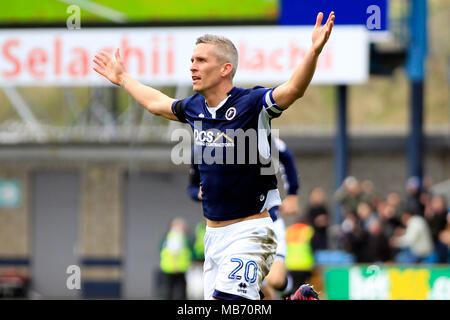 London, Großbritannien. 7. April 2018. Steve Morison von Millwall feiert nach dem zweiten Ziel seines Teams zählen. EFL Skybet Meisterschaft übereinstimmen, Millwall v Bristol City an der Höhle Stadion in London am Samstag, den 7. April 2018. Dieses Bild dürfen nur für redaktionelle Zwecke verwendet werden. Nur die redaktionelle Nutzung, eine Lizenz für die gewerbliche Nutzung erforderlich. Keine Verwendung in Wetten, Spiele oder einer einzelnen Verein/Liga/player Publikationen. pic von Steffan Bowen/Andrew Orchard sport Fotografie/Alamy leben Nachrichten Stockfoto