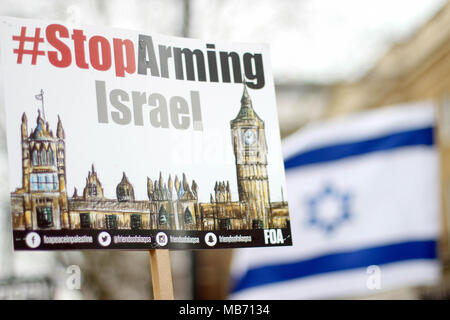 Protest Zeichen gegen Israel und Israelische Flagge Stockfoto
