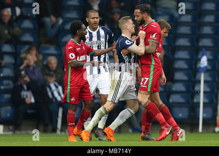 West Bromwich, Großbritannien. 7. April 2018. James McClean von West Bromwich Albion Quadrate mit Kyle Bartley von Swansea City. Premier League match, West Bromwich Albion v Swansea City in West Bromwich Stadion in West Bromwich am Samstag, den 7. April 2018. Dieses Bild darf nur für redaktionelle Zwecke verwendet werden. Nur die redaktionelle Nutzung, eine Lizenz für die gewerbliche Nutzung erforderlich. Keine Verwendung in Wetten, Spiele oder einer einzelnen Verein/Liga/player Publikationen. Pic von Paul Roberts/Andrew Orchard sport Fotografie/Alamy leben Nachrichten Stockfoto