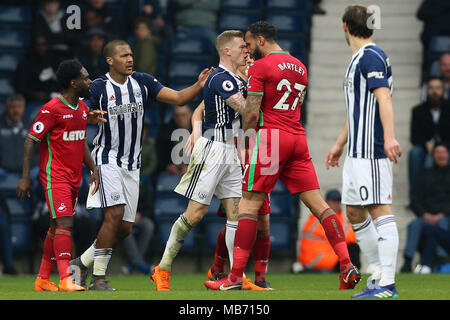 West Bromwich, Großbritannien. 7. April 2018. James McClean von West Bromwich Albion Quadrate mit Kyle Bartley von Swansea City. Premier League match, West Bromwich Albion v Swansea City in West Bromwich Stadion in West Bromwich am Samstag, den 7. April 2018. Dieses Bild darf nur für redaktionelle Zwecke verwendet werden. Nur die redaktionelle Nutzung, eine Lizenz für die gewerbliche Nutzung erforderlich. Keine Verwendung in Wetten, Spiele oder einer einzelnen Verein/Liga/player Publikationen. Pic von Paul Roberts/Andrew Orchard sport Fotografie/Alamy leben Nachrichten Stockfoto