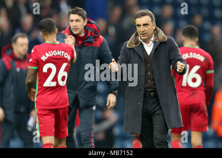 West Bromwich, Großbritannien. 7. April 2018. Swansea City Manager Carlos Carvalhal feiert an der Schlusspfiff. Premier League match, West Bromwich Albion v Swansea City in West Bromwich Stadion in West Bromwich am Samstag, den 7. April 2018. Dieses Bild darf nur für redaktionelle Zwecke verwendet werden. Nur die redaktionelle Nutzung, eine Lizenz für die gewerbliche Nutzung erforderlich. Keine Verwendung in Wetten, Spiele oder einer einzelnen Verein/Liga/player Publikationen. Pic von Paul Roberts/Andrew Orchard sport Fotografie/Alamy leben Nachrichten Stockfoto