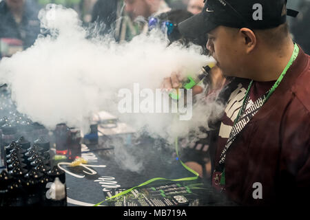 London, Großbritannien. 7. April 2018. Vape Jam UK sieht Hunderte von vaping Enthusiasten und elektronische Zigarette Unternehmen die vierte Rate von vape Jam in ExCeL London teilnehmen. Credit: Guy Corbishley/Alamy leben Nachrichten Stockfoto