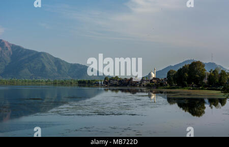 Kaschmir, Indien. 7. April 2018. Reflexion der Zabarwan Hügel und Hazratbal Schrein über eines der bedeutenden See in Dal Lake in Srinagar, die Hauptstadt des Indischen verwalteten Kaschmir. Zabarwan Gebirge liegt 32 km lange Sub-Bergkette zwischen Pir Panjal und Great Himalayan Range im zentralen Teil des Kaschmir. Credit: SOPA Images Limited/Alamy leben Nachrichten Stockfoto