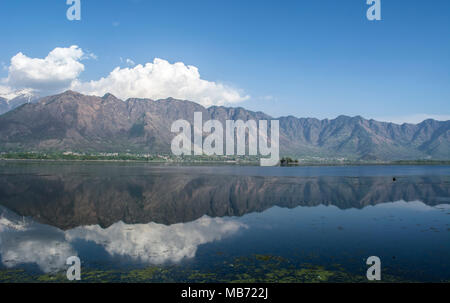 Kaschmir, Indien. 7. April 2018. Reflexion der Zabarwan Hügel über einem der prominenten See in Dal Lake in Srinagar, die Hauptstadt des Indischen verwalteten Kaschmir. Zabarwan Gebirge liegt 32 km lange Sub-Bergkette zwischen Pir Panjal und Great Himalayan Range im zentralen Teil des Kaschmir. Credit: SOPA Images Limited/Alamy leben Nachrichten Stockfoto