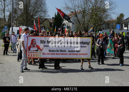 Kandel, Deutschland. 7. April 2018. Die demonstranten März mit Fahnen und Banner in Kandel. Rund 300 Antifaschisten aus verschiedenen politischen Parteien und Organisationen durch die Stadt Kandel marschierten, ihren Widerstand gegen den Marsch der rechten Demonstranten, die wurde in der gleichen Zeit und die Erinnerung an den Mord an einem Mädchen Ende letzten Jahres durch einen Asylbewerber eingesetzt, als Vorwand für einen rechtsradikalen und rassistischen Protest zu zeigen. Quelle: Michael Debets/Alamy leben Nachrichten Stockfoto