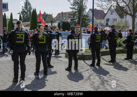 Kandel, Deutschland. 7. April 2018. Polizisten schauen Sie den Zähler Protestmarsch durch. Rund 300 Antifaschisten aus verschiedenen politischen Parteien und Organisationen durch die Stadt Kandel marschierten, ihren Widerstand gegen den Marsch der rechten Demonstranten, die wurde in der gleichen Zeit und die Erinnerung an den Mord an einem Mädchen Ende letzten Jahres durch einen Asylbewerber eingesetzt, als Vorwand für einen rechtsradikalen und rassistischen Protest zu zeigen. Quelle: Michael Debets/Alamy leben Nachrichten Stockfoto