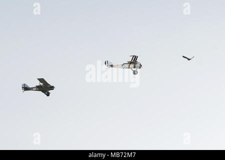 Oving, (in der Nähe von Chichester, West Sussex, UK. 7. April 2018. RAF Centennial Memorial Service zu den drei Flieger ab 92 Squadron RAF getötet in einem fliegenden Unfall am 7. April 1918. Mehr über die drei Flieger: Eine Sopwith Pup wurde von einem amerikanischen Piloten geflogen, 2 Lt Victor Raleigh Craigie aus Boston, Massachusetts. Kapitän Norman England von Streatham in London starb auch zusammen mit der dritte Pilot 2. Lt Clifford Hackman aus Winchcombe, Gloucestershire. Credit: Sam Stephenson/Alamy leben Nachrichten Stockfoto