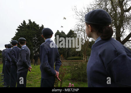 Oving, (in der Nähe von Chichester, West Sussex, UK. 7. April 2018. RAF Centennial Memorial Service zu den drei Flieger ab 92 Squadron RAF getötet in einem fliegenden Unfall am 7. April 1918. Mehr über die drei Flieger: Eine Sopwith Pup wurde von einem amerikanischen Piloten geflogen, 2 Lt Victor Raleigh Craigie aus Boston, Massachusetts. Kapitän Norman England von Streatham in London starb auch zusammen mit der dritte Pilot 2. Lt Clifford Hackman aus Winchcombe, Gloucestershire. Credit: Sam Stephenson/Alamy leben Nachrichten Stockfoto