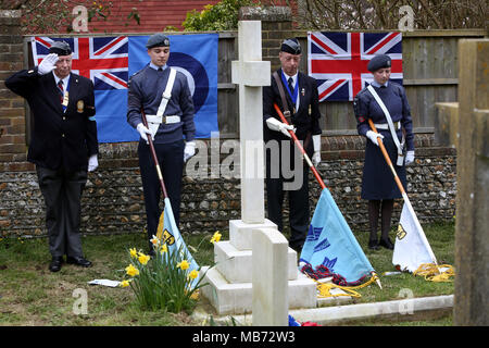 Oving, (in der Nähe von Chichester, West Sussex, UK. 7. April 2018. RAF Centennial Memorial Service zu den drei Flieger ab 92 Squadron RAF getötet in einem fliegenden Unfall am 7. April 1918. Mehr über die drei Flieger: Eine Sopwith Pup wurde von einem amerikanischen Piloten geflogen, 2 Lt Victor Raleigh Craigie aus Boston, Massachusetts. Kapitän Norman England von Streatham in London starb auch zusammen mit der dritte Pilot 2. Lt Clifford Hackman aus Winchcombe, Gloucestershire. Credit: Sam Stephenson/Alamy leben Nachrichten Stockfoto