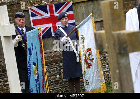 Oving, (in der Nähe von Chichester, West Sussex, UK. 7. April 2018. RAF Centennial Memorial Service zu den drei Flieger ab 92 Squadron RAF getötet in einem fliegenden Unfall am 7. April 1918. Mehr über die drei Flieger: Eine Sopwith Pup wurde von einem amerikanischen Piloten geflogen, 2 Lt Victor Raleigh Craigie aus Boston, Massachusetts. Kapitän Norman England von Streatham in London starb auch zusammen mit der dritte Pilot 2. Lt Clifford Hackman aus Winchcombe, Gloucestershire. Credit: Sam Stephenson/Alamy leben Nachrichten Stockfoto