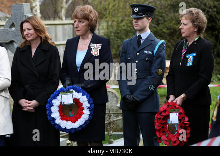 Oving, (in der Nähe von Chichester, West Sussex, UK. 7. April 2018. RAF Centennial Memorial Service zu den drei Flieger ab 92 Squadron RAF getötet in einem fliegenden Unfall am 7. April 1918. Mehr über die drei Flieger: Eine Sopwith Pup wurde von einem amerikanischen Piloten geflogen, 2 Lt Victor Raleigh Craigie aus Boston, Massachusetts. Kapitän Norman England von Streatham in London starb auch zusammen mit der dritte Pilot 2. Lt Clifford Hackman aus Winchcombe, Gloucestershire. Credit: Sam Stephenson/Alamy leben Nachrichten Stockfoto