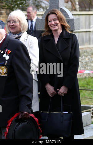 Oving, (in der Nähe von Chichester, West Sussex, UK. 7. April 2018. RAF Centennial Memorial Service zu den drei Flieger ab 92 Squadron RAF getötet in einem fliegenden Unfall am 7. April 1918. Mehr über die drei Flieger: Eine Sopwith Pup wurde von einem amerikanischen Piloten geflogen, 2 Lt Victor Raleigh Craigie aus Boston, Massachusetts. Kapitän Norman England von Streatham in London starb auch zusammen mit der dritte Pilot 2. Lt Clifford Hackman aus Winchcombe, Gloucestershire. Credit: Sam Stephenson/Alamy leben Nachrichten Stockfoto