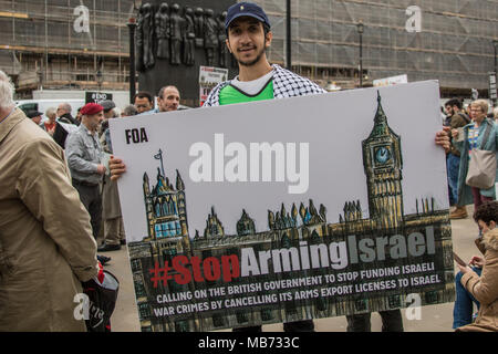 London, Großbritannien. 7. April 2018. '#StopArmingIsrael' - ein Mann hält ein großes Plakat. In einer nationalen Rallye, Hunderte erfassen auf Whitehall ein Ende der Tötung in Gaza während der 'Große März nachfrage Rendite'. David Rowe/Alamy leben Nachrichten Stockfoto