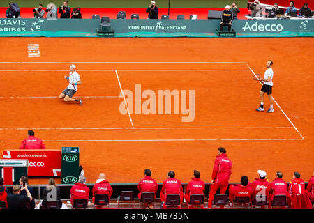 Valencia, Spanien. 7. April 2018. Deutsche tennis player Tim Pütz und Jan-Lennard Struff jubeln nach, Deutschland einen Leitung 2-1 gegen Spanien dank einem 5-Satz Sieg gegen Feliciano Lopez und Marc Lopez an der Stierkampfarena von Valencia. Credit: Frank Molter/Alamy leben Nachrichten Stockfoto