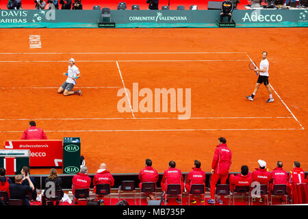 Valencia, Spanien. 7. April 2018. Deutsche tennis player Tim Pütz und Jan-Lennard Struff jubeln nach, Deutschland einen Leitung 2-1 gegen Spanien dank einem 5-Satz Sieg gegen Feliciano Lopez und Marc Lopez an der Stierkampfarena von Valencia. Credit: Frank Molter/Alamy leben Nachrichten Stockfoto