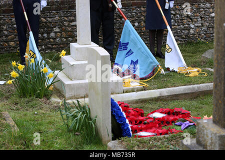 Oving, (in der Nähe von Chichester, West Sussex, UK. 7. April 2018. RAF Centennial Memorial Service zu den drei Flieger ab 92 Squadron RAF getötet in einem fliegenden Unfall am 7. April 1918. Mehr über die drei Flieger: Eine Sopwith Pup wurde von einem amerikanischen Piloten geflogen, 2 Lt Victor Raleigh Craigie aus Boston, Massachusetts. Kapitän Norman England von Streatham in London starb auch zusammen mit der dritte Pilot 2. Lt Clifford Hackman aus Winchcombe, Gloucestershire. Credit: Sam Stephenson/Alamy leben Nachrichten Stockfoto