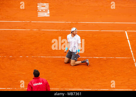 Valencia, Spanien. 7. April 2018. Deutsche Tennisspieler Jan-Lennard Struff cheers nach, Deutschland einen Leitung 2-1 gegen Spanien dank einem 5-Satz Sieg gegen Feliciano Lopez und Marc Lopez an der Stierkampfarena von Valencia. Credit: Frank Molter/Alamy leben Nachrichten Stockfoto