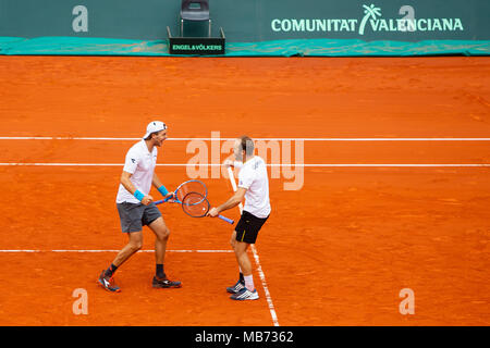 Valencia, Spanien. 7. April 2018. Deutsche tennis player Tim Pütz und Jan-Lennard Struff jubeln nach, Deutschland einen Leitung 2-1 gegen Spanien dank einem 5-Satz Sieg gegen Feliciano Lopez und Marc Lopez an der Stierkampfarena von Valencia. Credit: Frank Molter/Alamy leben Nachrichten Stockfoto