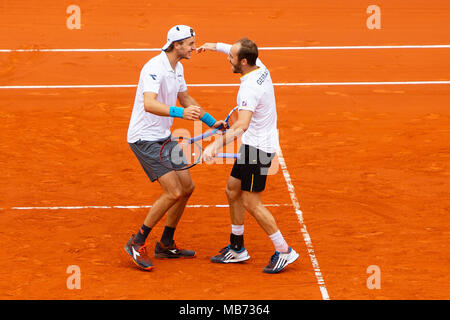 Valencia, Spanien. 7. April 2018. Deutsche tennis player Tim Pütz und Jan-Lennard Struff jubeln nach, Deutschland einen Leitung 2-1 gegen Spanien dank einem 5-Satz Sieg gegen Feliciano Lopez und Marc Lopez an der Stierkampfarena von Valencia. Credit: Frank Molter/Alamy leben Nachrichten Stockfoto