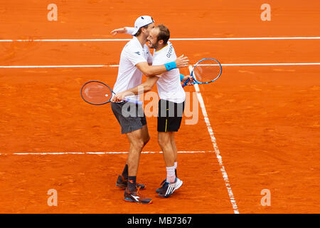 Valencia, Spanien. 7. April 2018. Deutsche tennis player Tim Pütz und Jan-Lennard Struff jubeln nach, Deutschland einen Leitung 2-1 gegen Spanien dank einem 5-Satz Sieg gegen Feliciano Lopez und Marc Lopez an der Stierkampfarena von Valencia. Credit: Frank Molter/Alamy leben Nachrichten Stockfoto