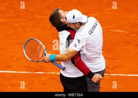 Valencia, Spanien. 7. April 2018. Deutsche Tennisspieler Jan-Lennard Struff jubeln mit Team Kapitän Michael Kohlmann dank einem 5-Satz Sieg gegen Feliciano Lopez verdoppelt und Marc Lopez an der Stierkampfarena von Valencia. Credit: Frank Molter/Alamy leben Nachrichten Stockfoto