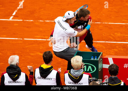 Valencia, Spanien. 7. April 2018. Deutsche Tennisspieler Jan-Lennard Struff jubeln mit Team Kapitän Michael Kohlmann dank einem 5-Satz Sieg gegen Feliciano Lopez verdoppelt und Marc Lopez an der Stierkampfarena von Valencia. Credit: Frank Molter/Alamy leben Nachrichten Stockfoto